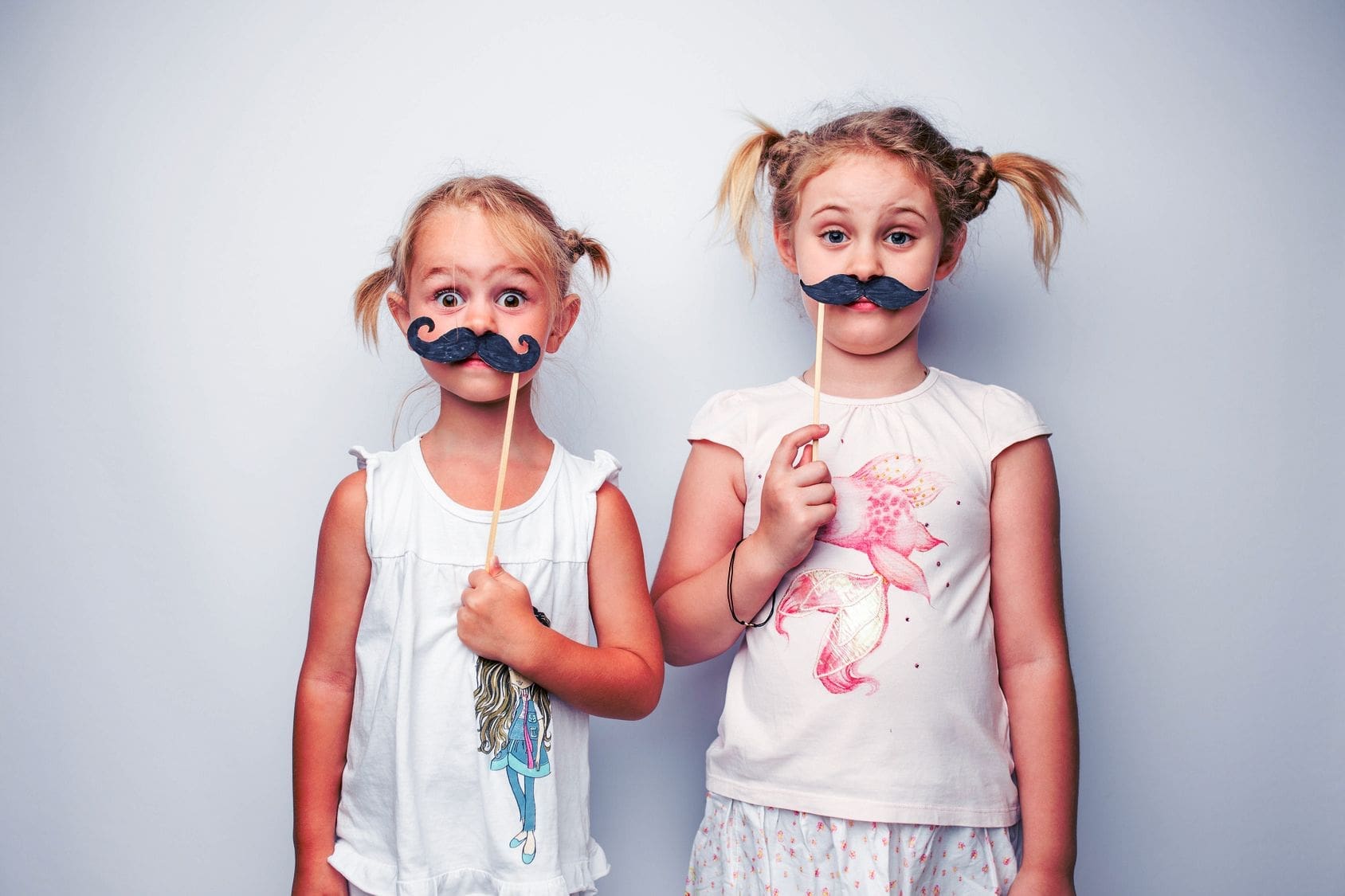 enfants déguisement fond bleu